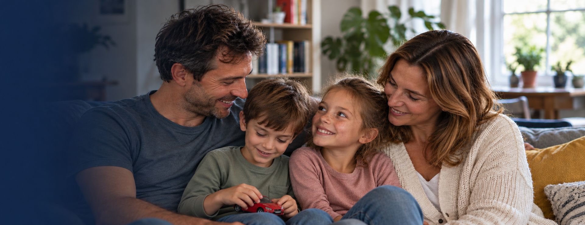 Familie zu Hause auf dem Sofa