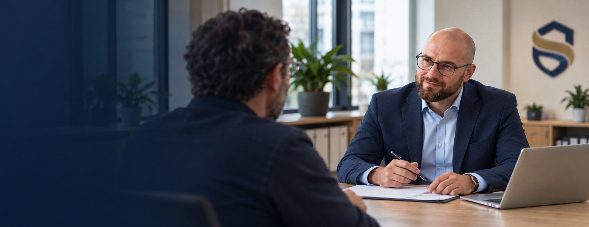 Beratungsgespräch am Besprechungstisch der Select Service Makleragentur
