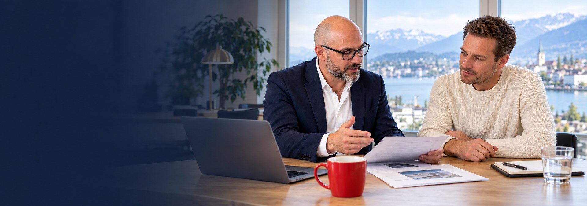 Beratungsgespräch im Büro der Select Service Makleragentur